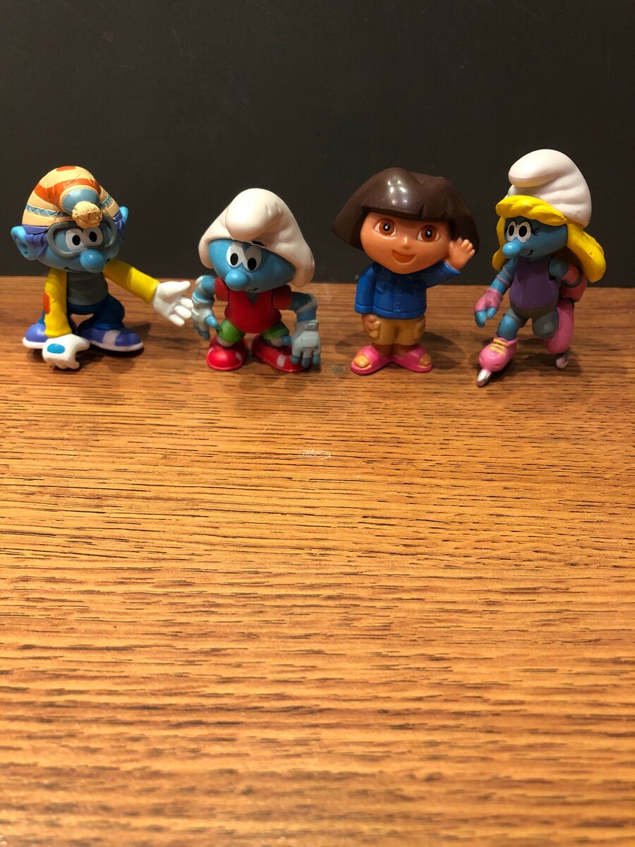 Какая игрушка лишняя?