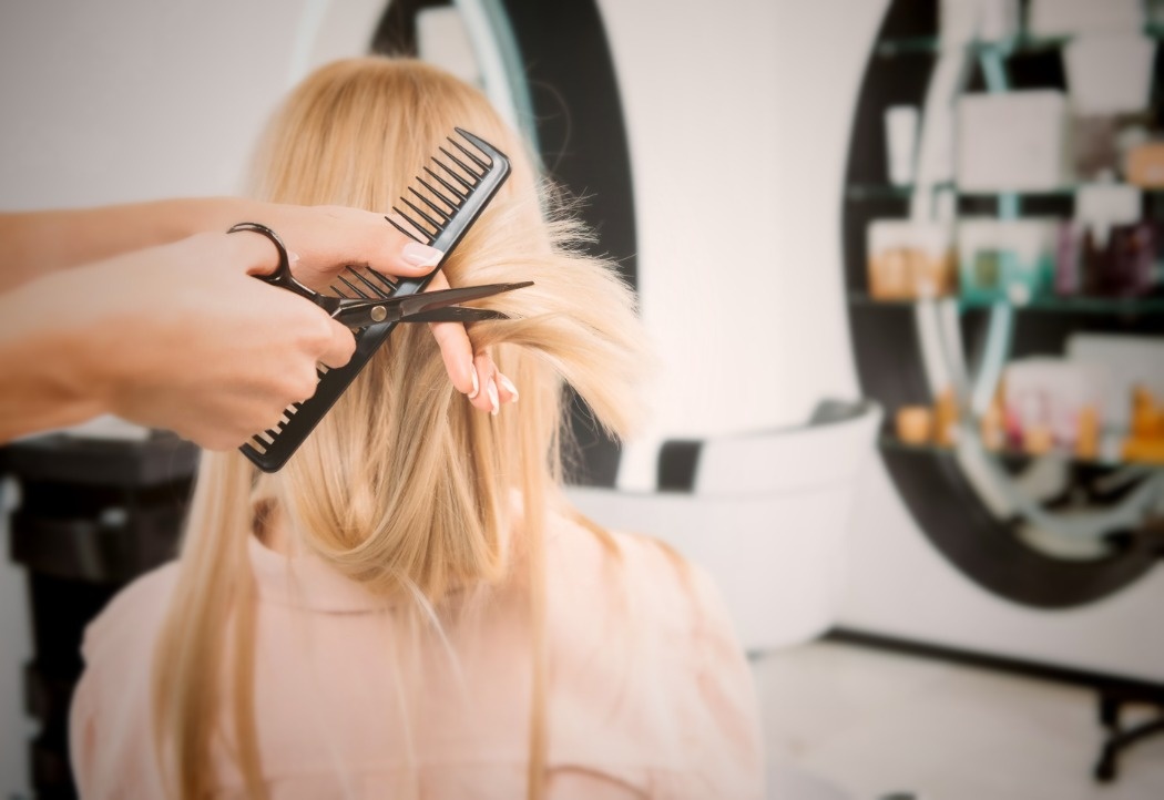 Опытный мастер определит  длину волос, которая повреждена и сострижет её