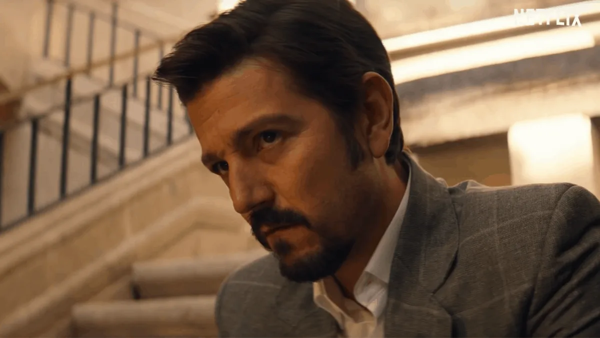 Диего Луна на кадре в сериале "Нарко: Мексика"