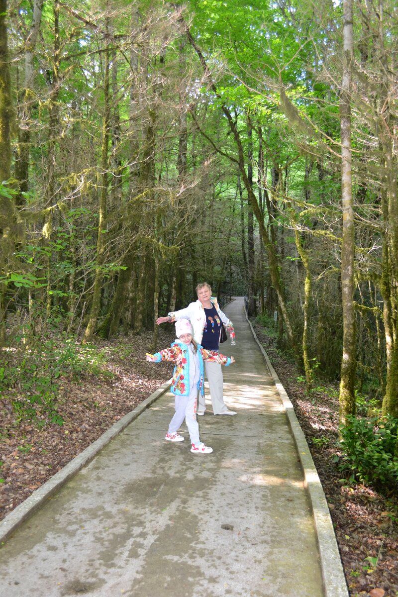 Довольные и счастливые в самом начале пути по Тисо-самшитовой роще.