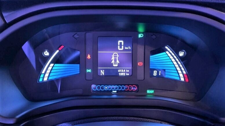 Я тут и описывать особо не буду - это самый всратый дизайн панели приборов, что я когда-либо видел