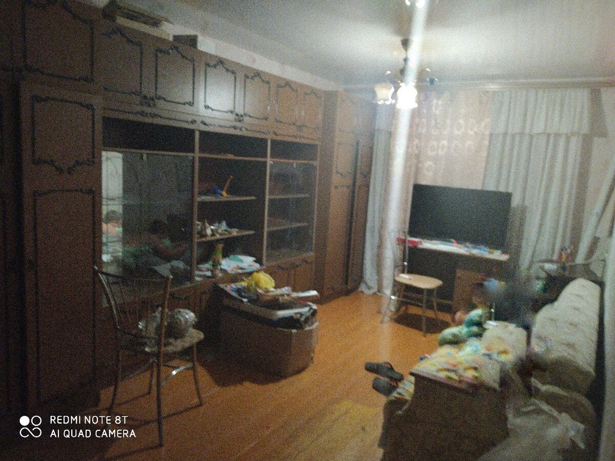Дитеныша с дивана попыталась убрать кустарным способом. Потому такое пятно непонятное. Извиняюсь за качество, буду стараться улучшать
