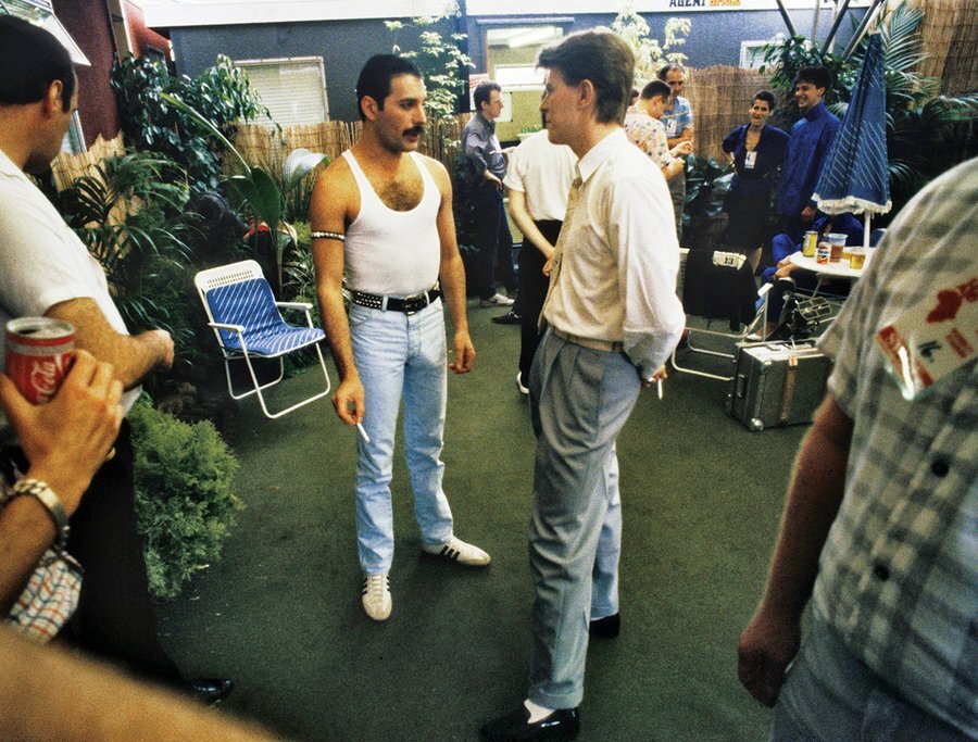 Фредди с Дэвидом Боуи за кулисами фестиваля "Live Aid"