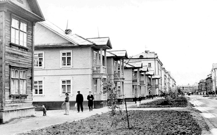 В одном из таких домов и была первая комната моих родителей