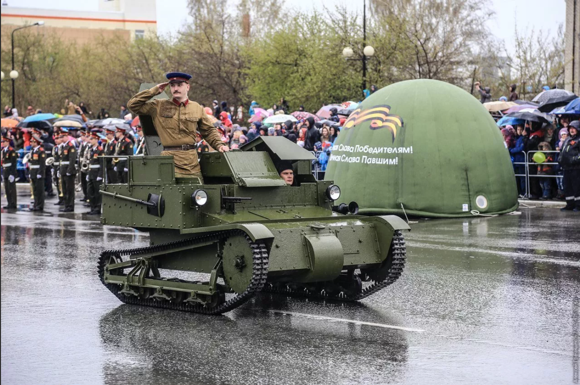 современная реплика танкетки Т-27. Машина очень маленькая, её английский предок - танкетка карден-ллойд - не имела даже крыши.