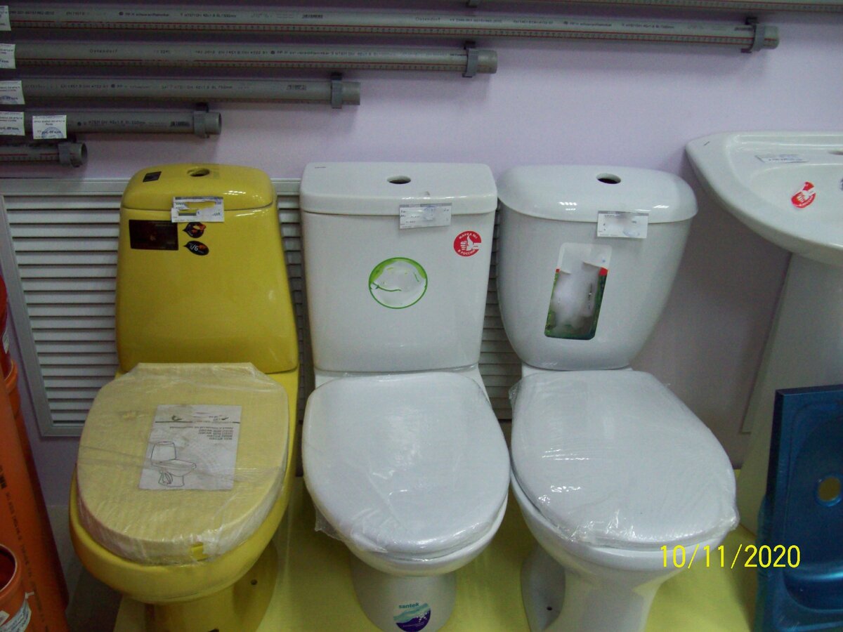 новые унитазы в магазине