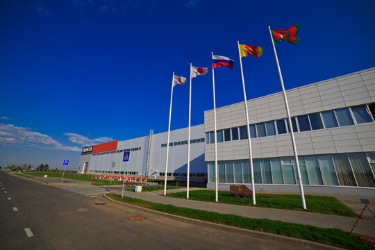 Флагштоки с внутренней системой подъема флагов.