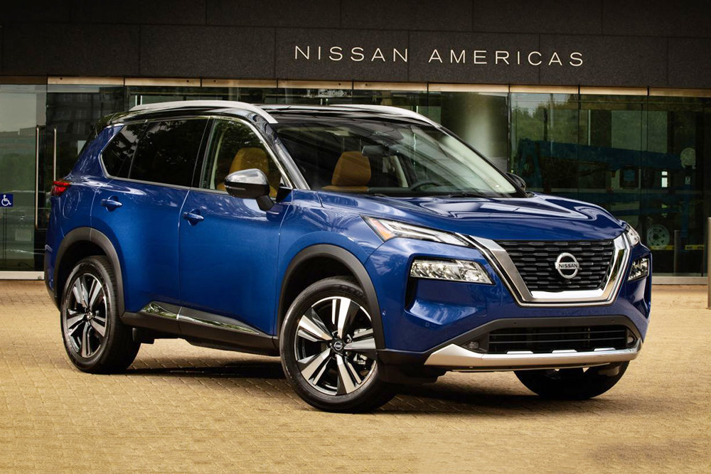 Североамериканское подразделение Nissan решило увеличить продажи нового Rogue (в России - X-Trail) необычным способом - проводить тест-драйв главного конкурента модели Toyota RAV4 в своих дилерских центрах.  Фото: Пресс-служба Nissan.
Nissan случайно рассекретил новую модель
В 2019 году объём продаж Nissan Rogue в США превысил отметку 350 тысяч экземпляров, в то время как RAV4 был реализован в количестве более 448 тысяч. С выходом нового поколения Nissan надеется приблизиться к результатам Toyota.
"Мы знаем, когда покупатели будут сравнивать лоб в лоб эти две модели, они восхитятся тем, насколько хорош новый Rogue, и их привлечёт стоимость нашего кроссовера. Тогда у клиента не будет ни единого шанса купить не тот автомобиль", - цитирует Automotive News вице-президента Nissan по продажам Джуди Уиллер.