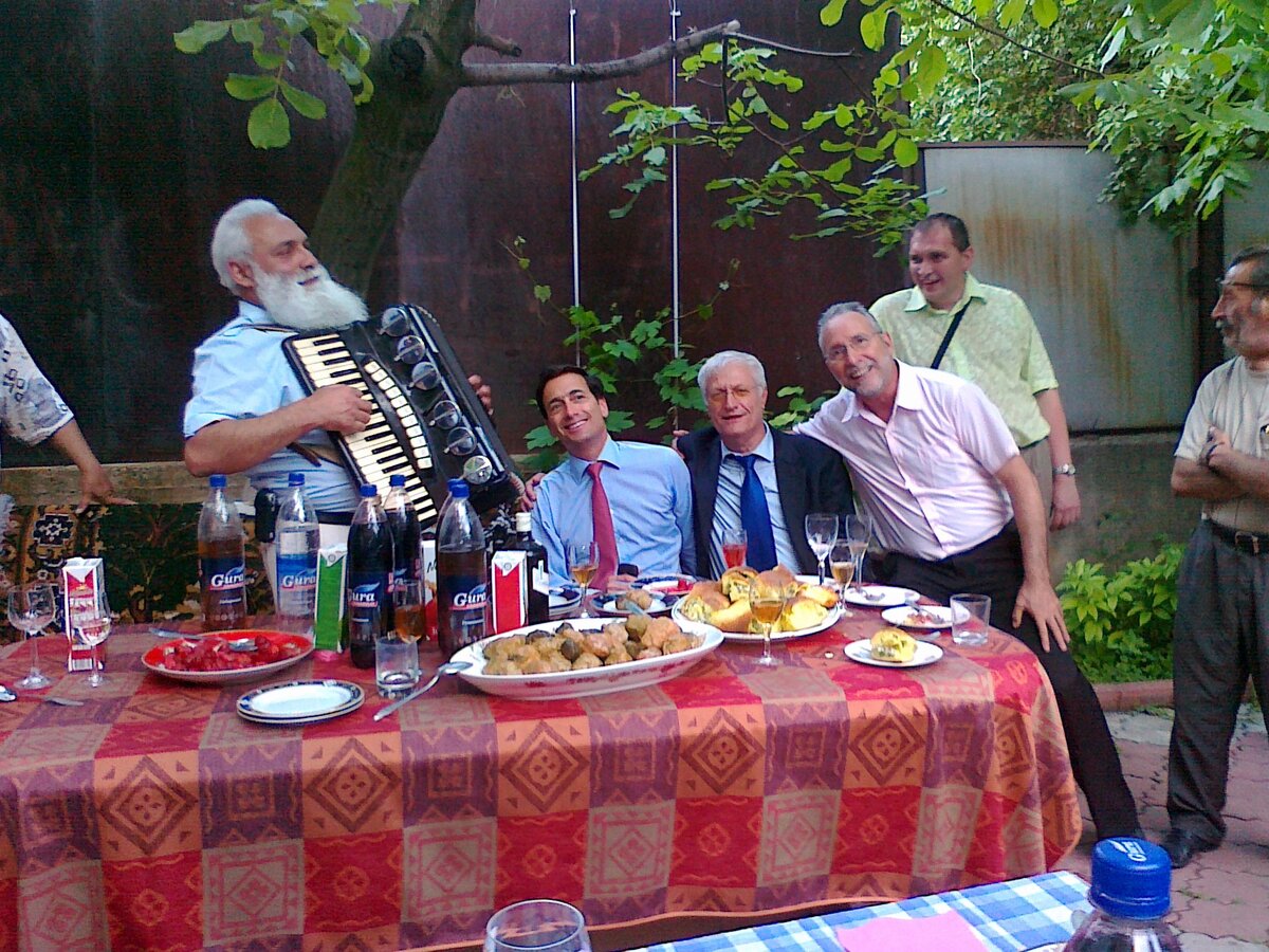 Фото из личного архива, сделанное на телефон образца 10-летней давности. На аккордеоне играет цыганский барон, рядом с ним улыбается и сидя пританцовывает американский миллионер с молдавско-еврейскими корнями.