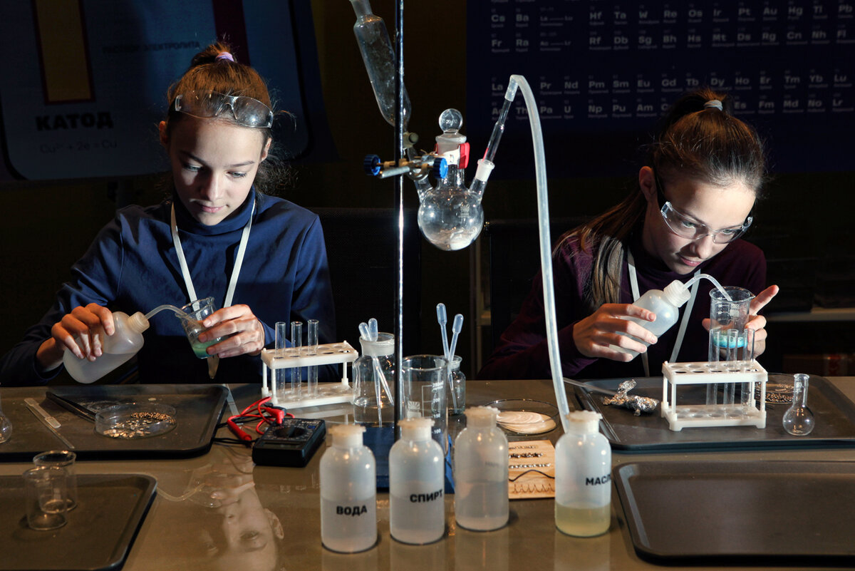 На занятиях по химии в Умных городах мы учим ребят пользоваться посудой и реактивами