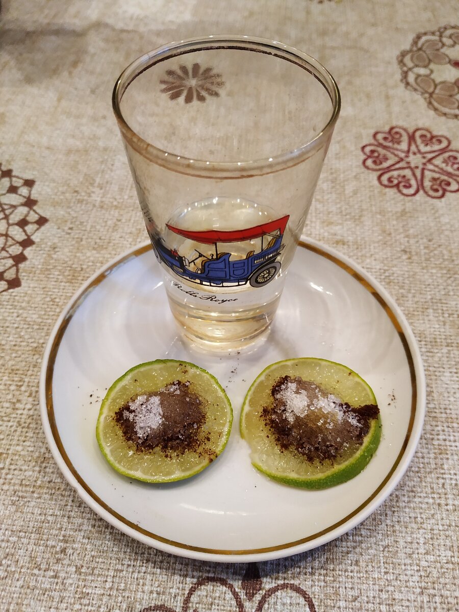 лайм нарезать кружочками, добавить молотый кофе,добавить сахар