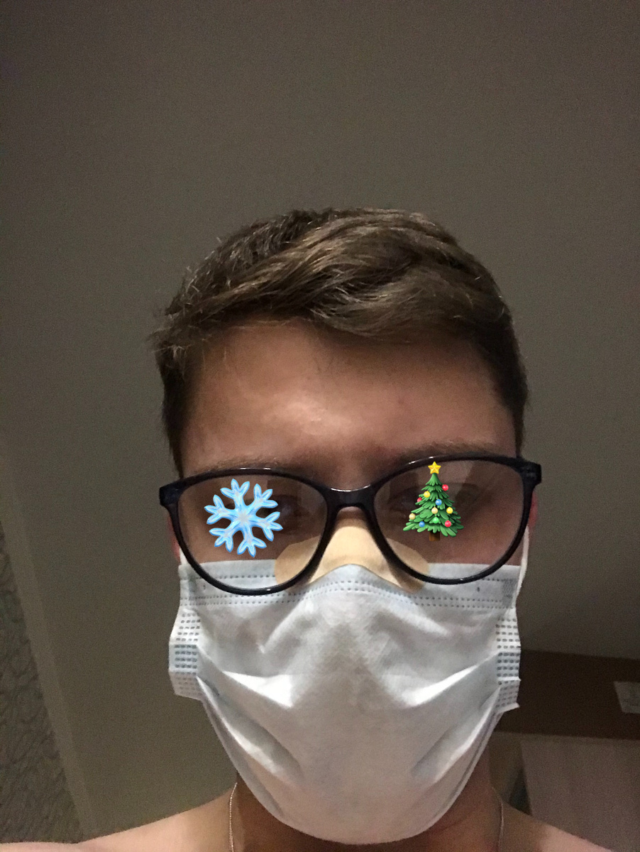 Пластырь на маске.