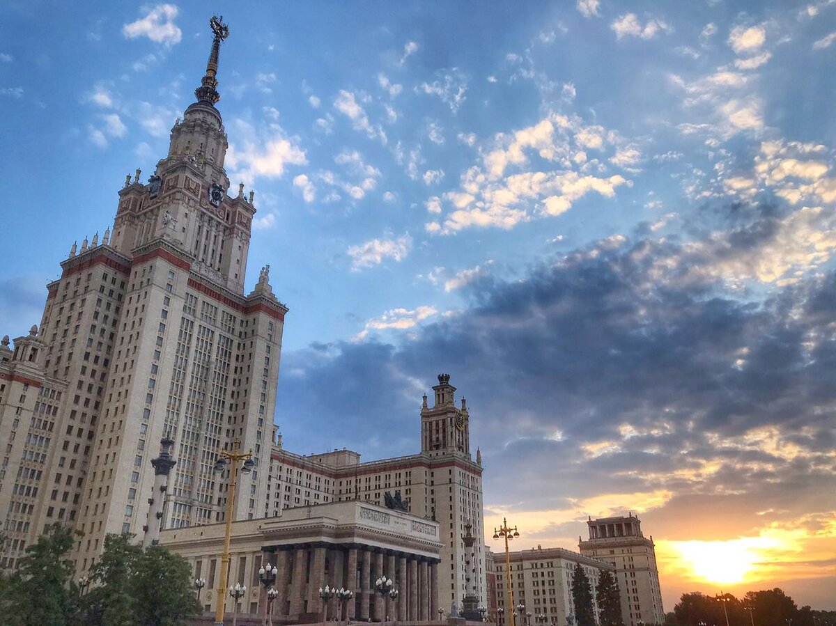 Здание МГУ.