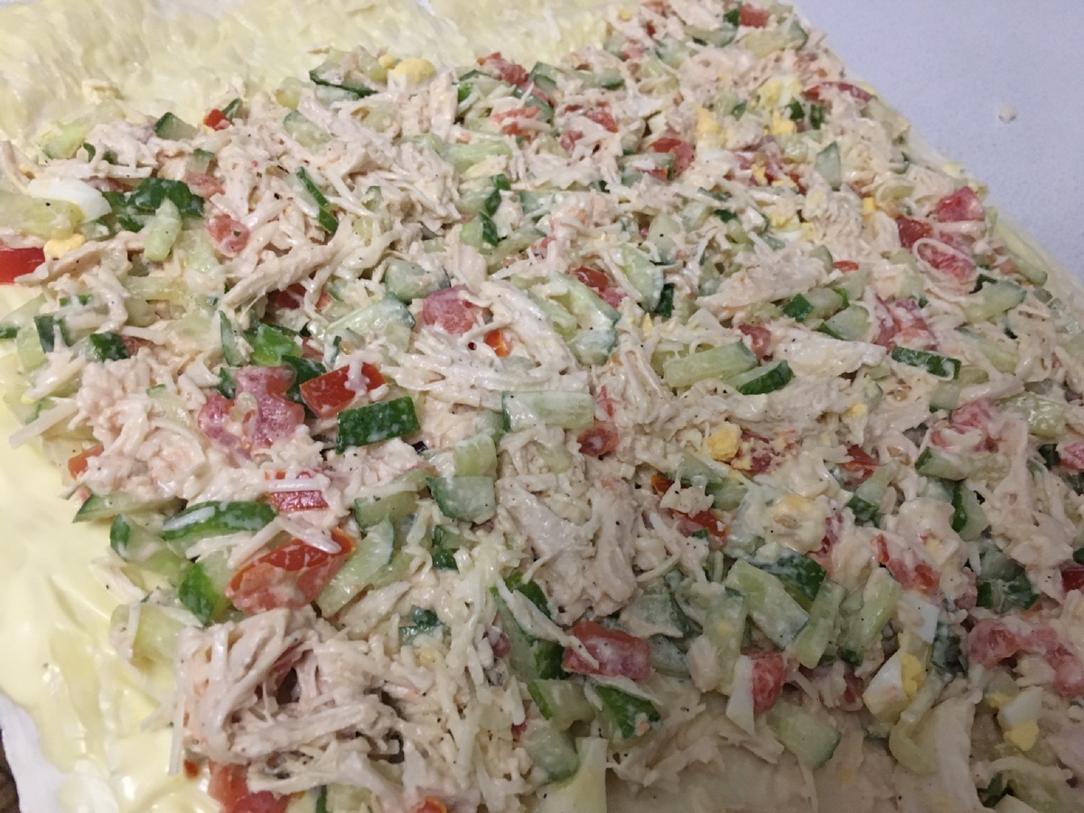 Распределили ингредиенты по лавашу.