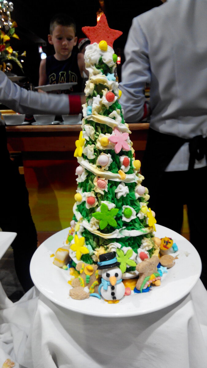 Вот такая ёлочка украшала один из ресторанов.