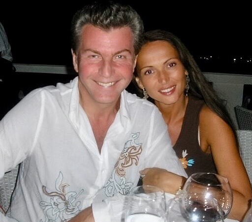 С очаровательной супругой