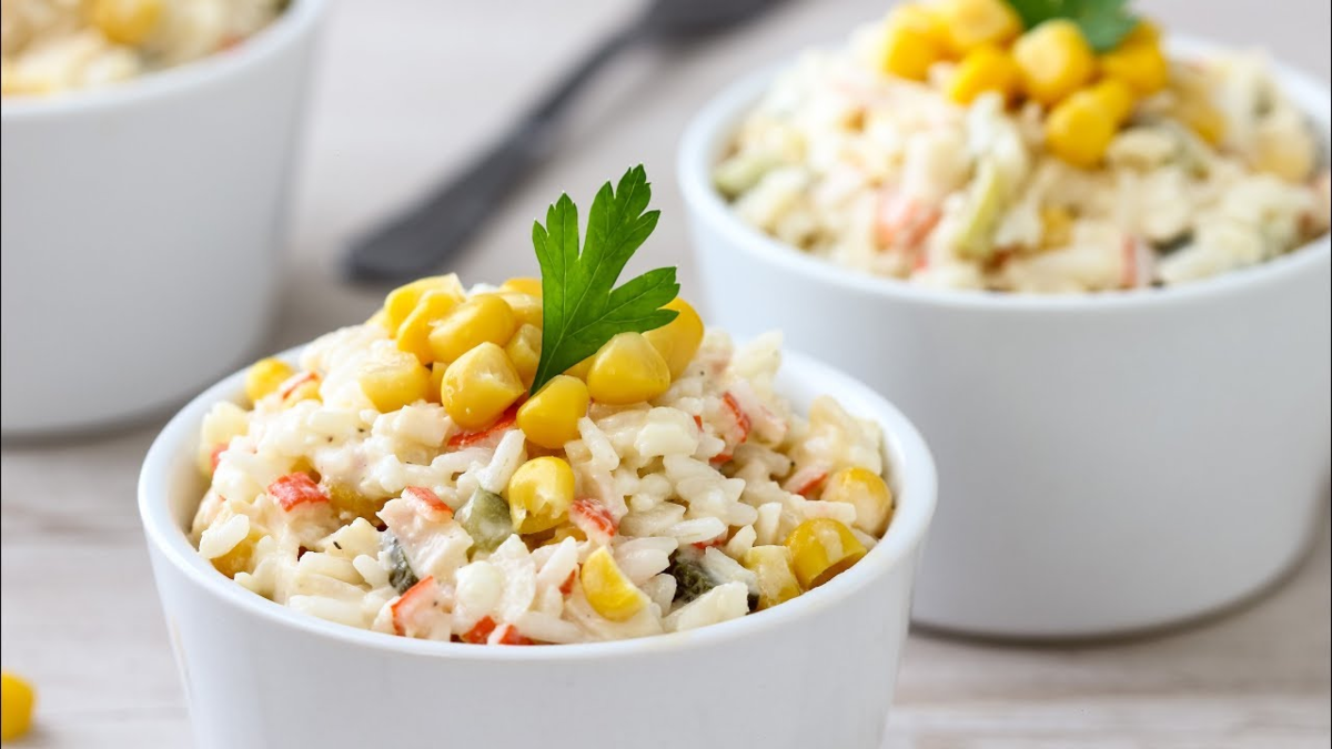 Рецепт салата с рисом и крабовыми палочками. Салат с крабовыми палочками и кукурузой и рисом. Крабовый салат с рисом. Салат с крабовыми палочками и кукурузой и рисом классический. Салат с крабовыми палочками и рисом