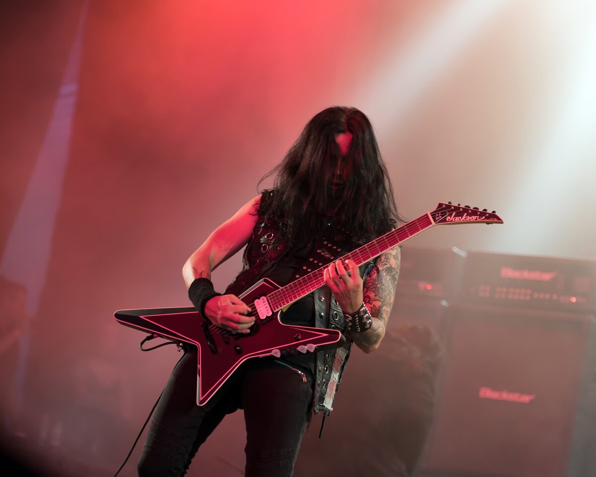 Греческий гитарист Gus G, лидер пауэр-метал-группы Firewind во время выступления на рок-фестивале. Фото Яндекс. Картинки