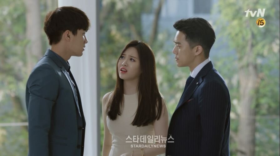 ОЙ-ЗАБЫЛА-У ПАССИИ есть верный секретарь, и канешна, влюбленный в нее по уши и готовый на всё ради любви!!