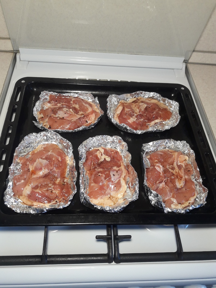Мясо я приготовила заранее, делаем лодочки из фольги (2 слоя) и укладываем туда мясо.
