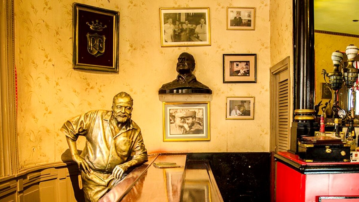 Статуя и бюст Хемингуэя в баре "Флоридита", Гавана. Источник фото: Яндекс Картинки