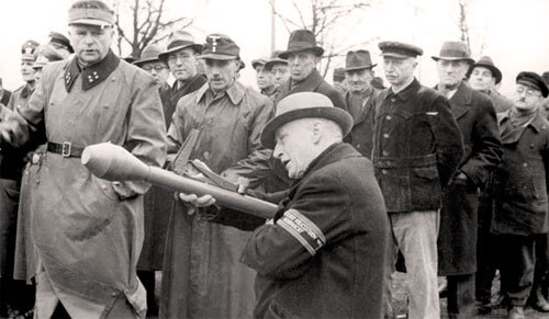пенсионер  Фольксштурма справляется с Panzerfaust 30 в Восточной Пруссии 1944 года