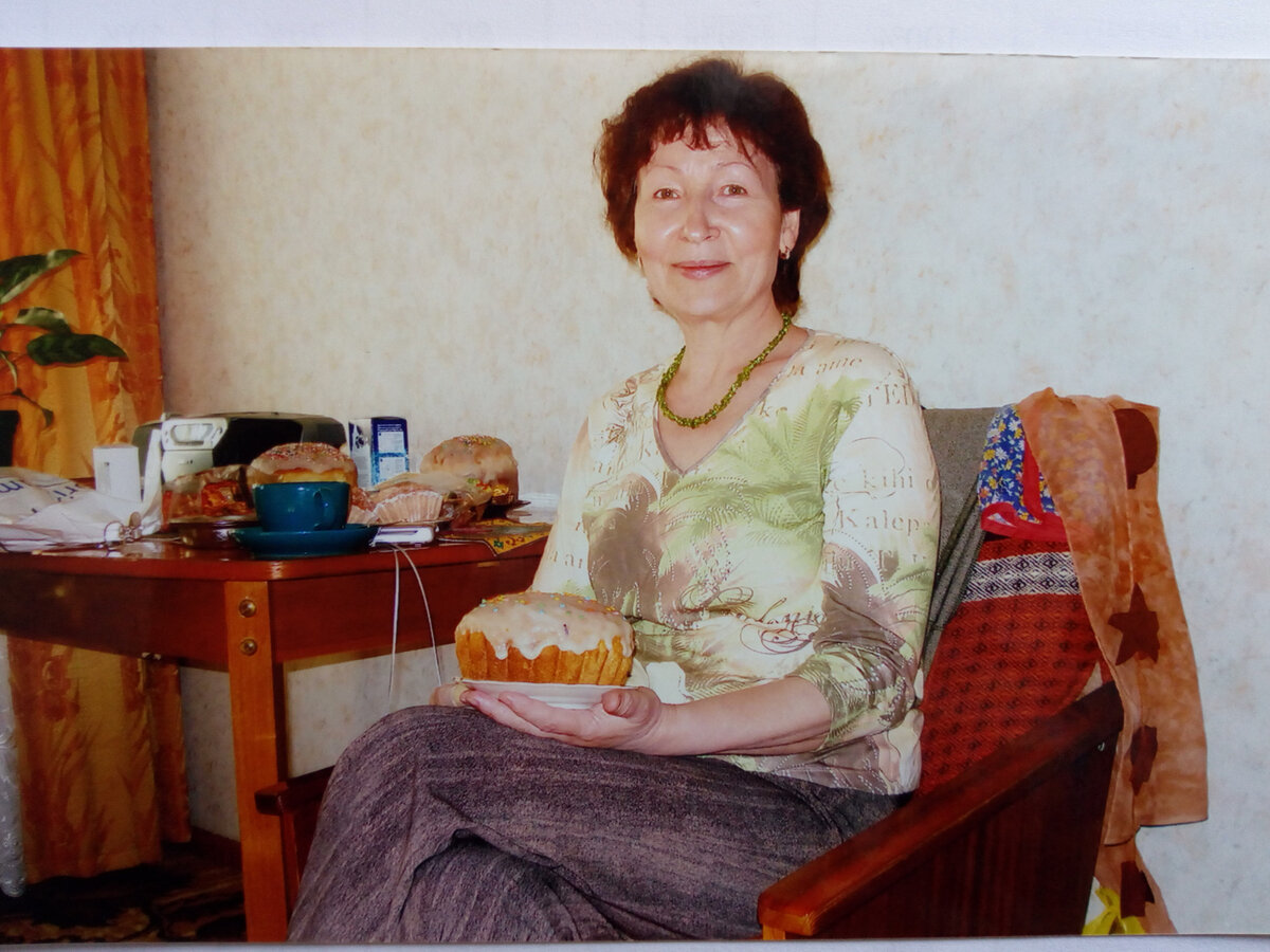 Зина с пасхальным куличом. Время промелькнуло слишком быстро. Этому фото уже около 10 лет.