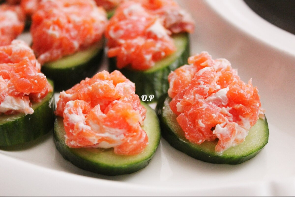 дзен кулинарные рецепты. вкусно и просто рецепты дзен. закуска с красной рыбой и огурцом. вкусно и просто рецепты дзен. быстрый завтрак.