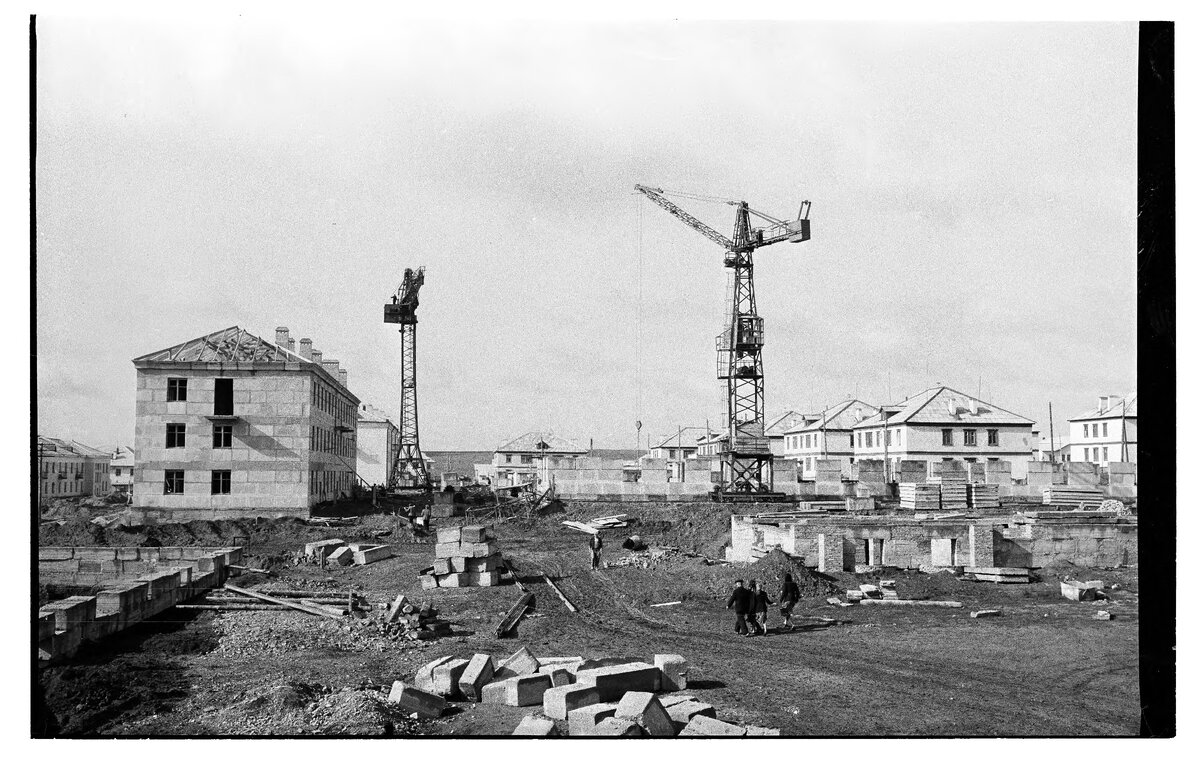 Свои фотографии я присылать не захотел, а Романа Васильевича у меня как-то не оказалось. 