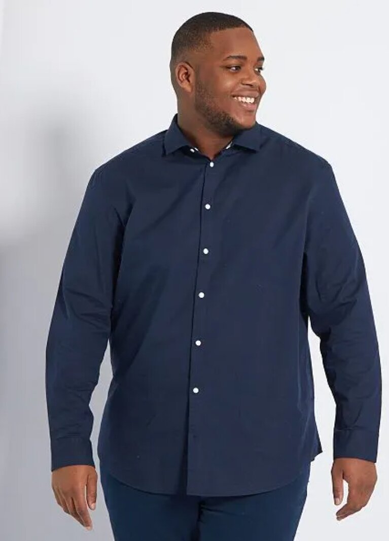 Белые пуговицы на темном общем фоне,  как бы указывают на вертикаль, а значит делают вас стройнее. 