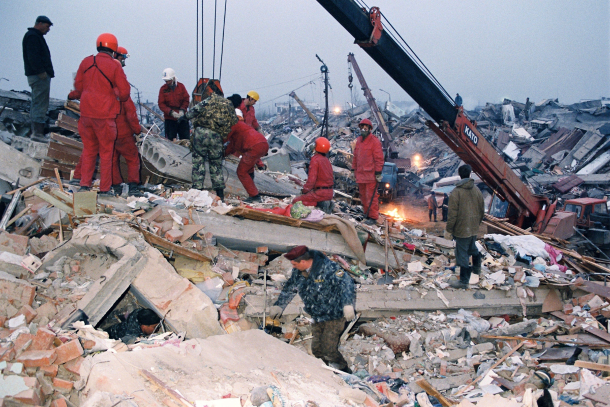 Землетрясение на Сахалине 1995 Нефтегорск. 28 Мая 1995 Нефтегорск землетрясение. Нефтегорское землетрясение 1995.