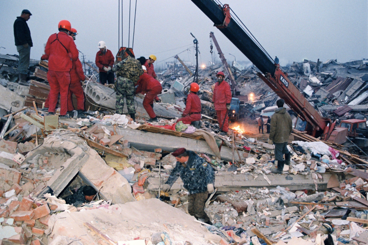 Сахалинское землетрясение. Землетрясение на Сахалине 1995 Нефтегорск. 28 Мая 1995 Нефтегорск землетрясение. Нефтегорское землетрясение 1995.