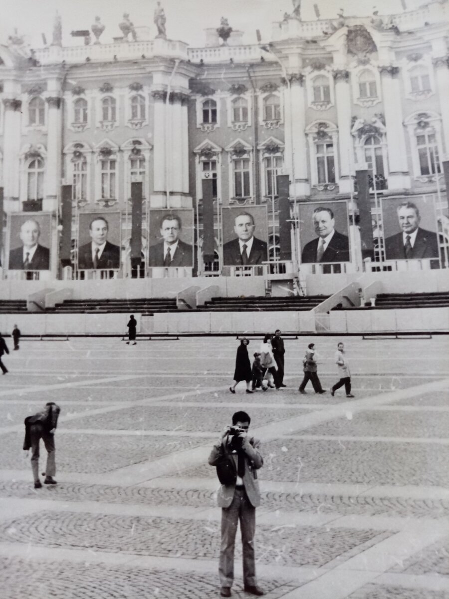 Я фоткаю Питер, а Питер фоткает меня ))) Из личного архива. Май 1986-го. Дворцовая площадь.