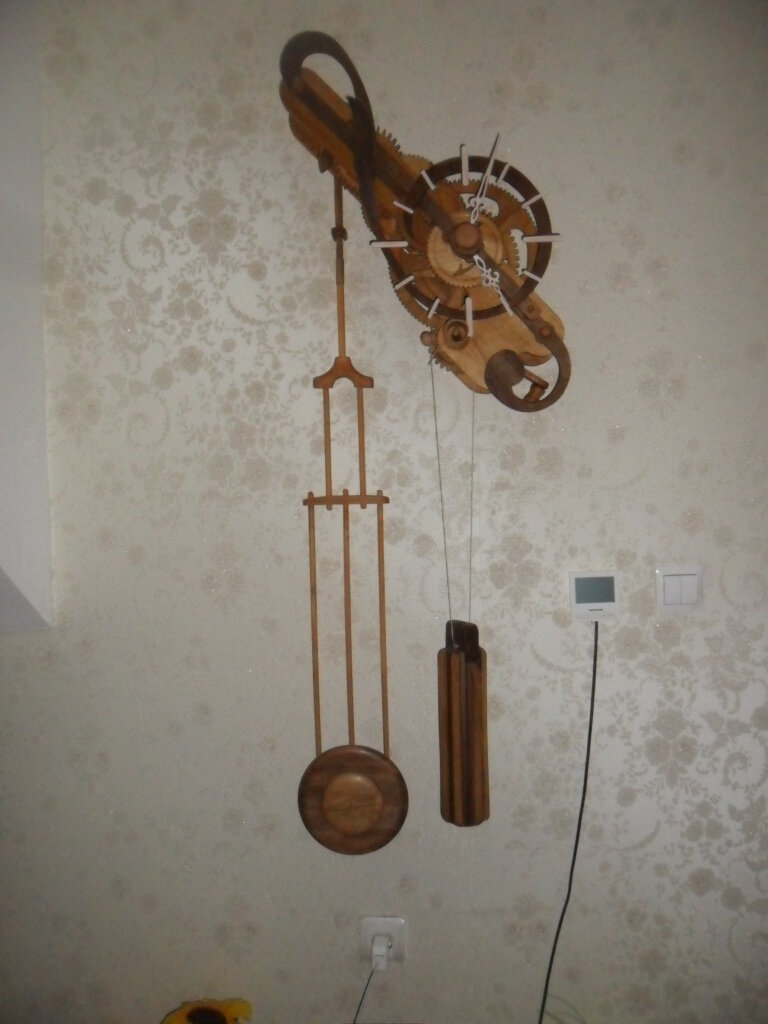 Маятниковые часы из дерева 