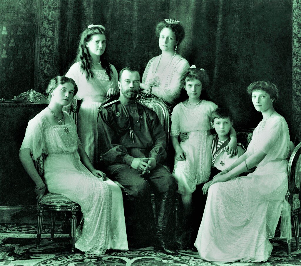 Семья Романовых в 1913 году (слева направо): Ольга, Мария, Николай II, Александра Федоровна, Анастасия, Алексей, Татьяна.