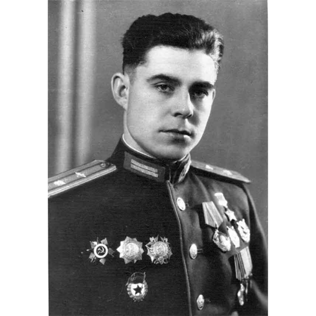 Командир эскадрильи Герой Советского Союза, Гвардии майор Береговой Г.Т. 