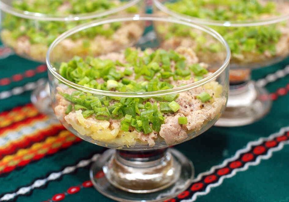 «Очень приятное сочетание получается»: 5 салатов с майонезом к новогоднему столу