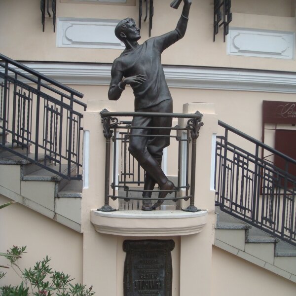 Памятник Сергею Уточкину в Одессе на Дерибасовской. Фото с сайта авиару.рф