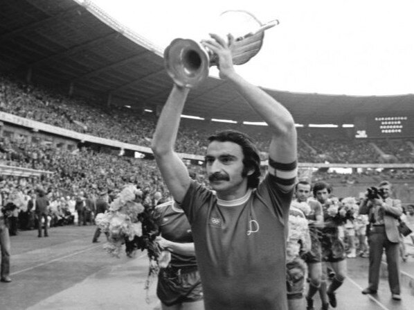 Фото: foto-history.livejournal.com советский футболист, защитник - Александр Габриэлович (или Гаврилович) Чивадзе с трофеем