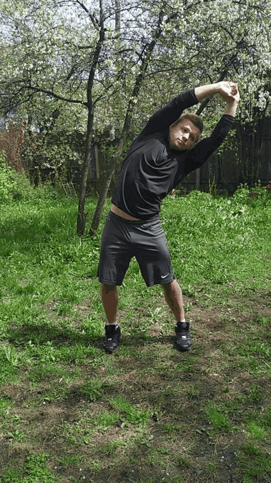 Наклоны в стороны. Руки поднимаем вверх, даем растянуться боковым мышцам в прогибе.