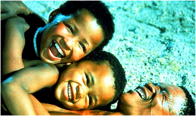 Счастливый отец и его дети. Кадр из фильма «Боги, наверное, сошли с ума?» Источник: kino.fm