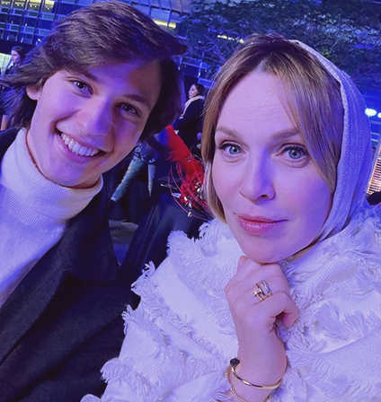 Константин заботится о маме и сестрёнке