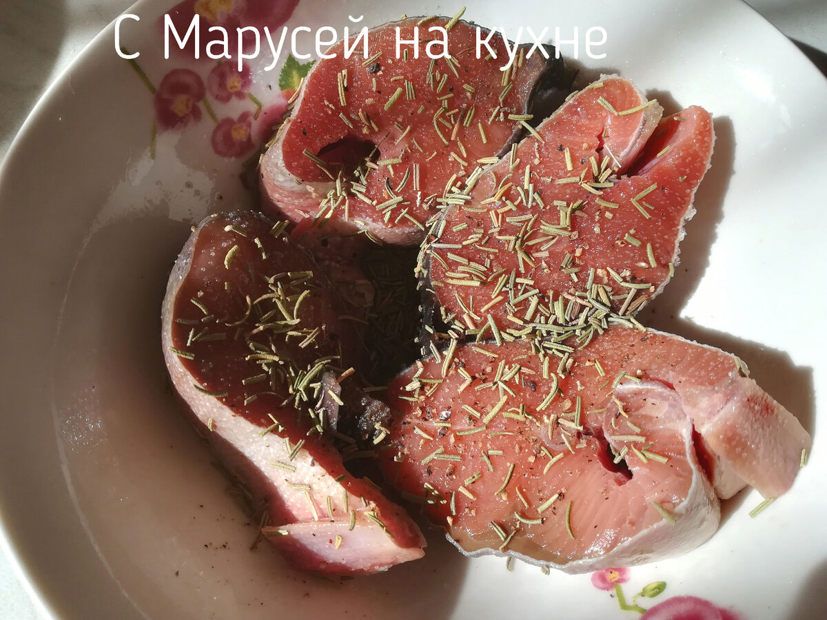 Солим, перчим рыбу и посыпаем розмарином 