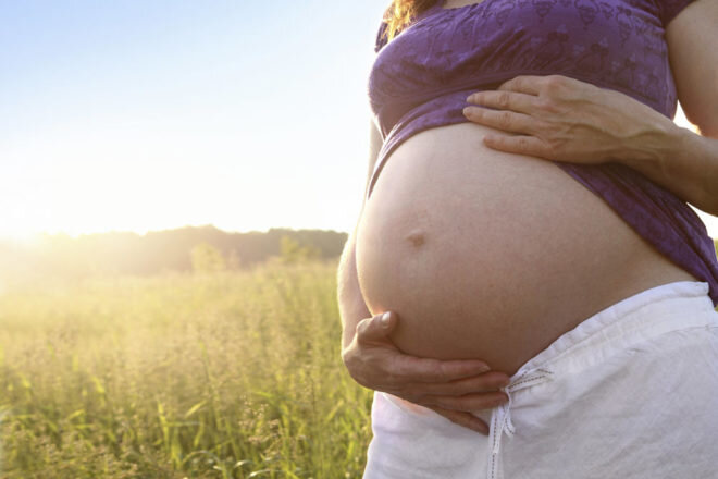 Тянет живот при беременности – почему и что предпринять?