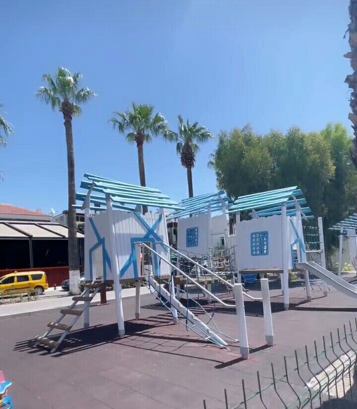 даже детские площадки окрашены в голубой и белый