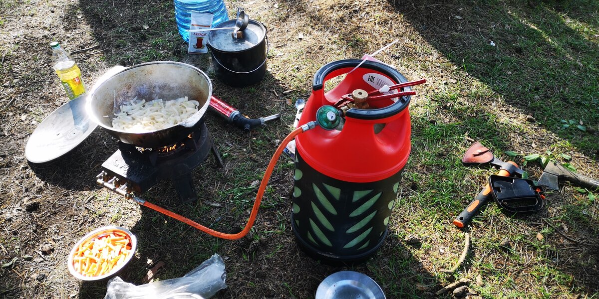 На фото на горелке казан 10л и газовый баллон Hexagon Ragasco 24,5 литра