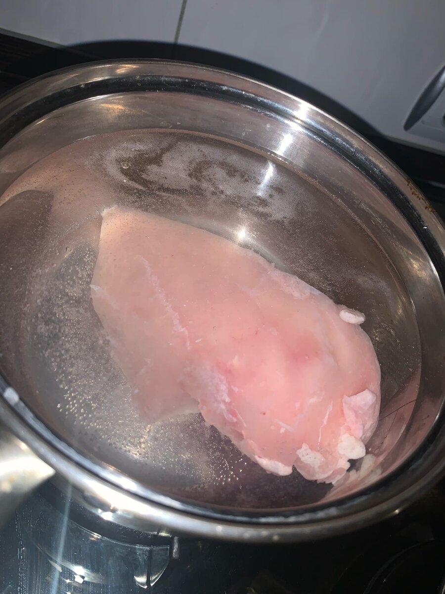 После приготовления бульона вытаскиваем курицу, она нам не понадобится!