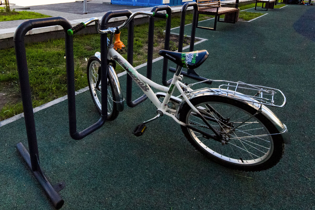 Можно оставить велосипед в колясочной или играть во дворе, пока он стоит на велопарковке