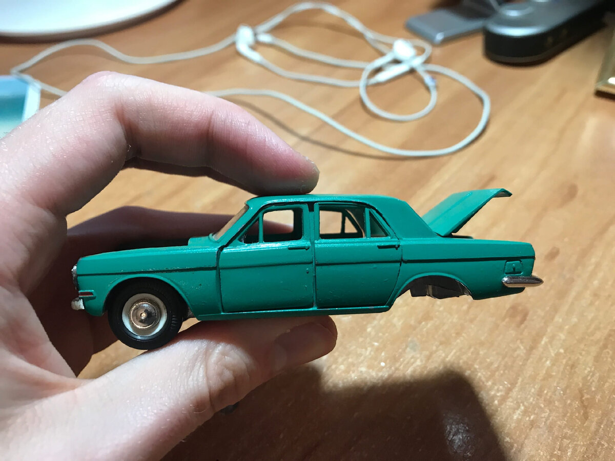 Представим, что нам достался некий донор-исходник. Пусть это будет уставшая Газ 24 Волга постномерного периода. Конверсия дает нам право не привязываться к изначальному цвету модели, ее комплектации и году выпуска. 