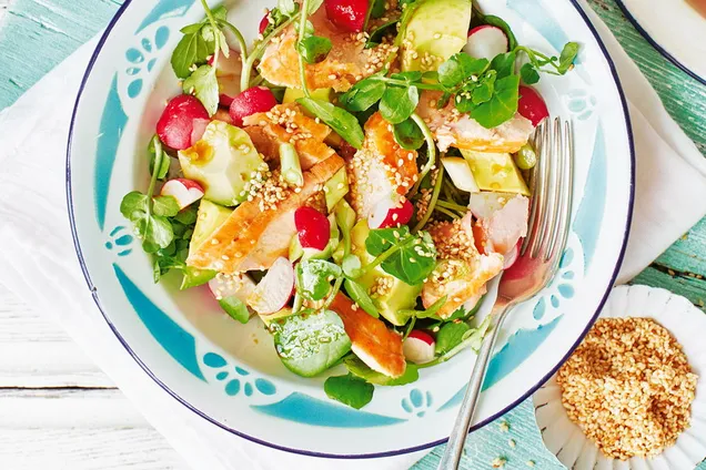 Салат с семгой и авокадо 